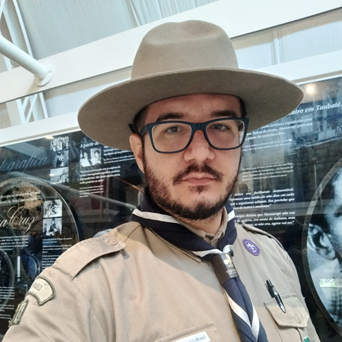 A man wearing a brazilian chief scout uniform facing the camera